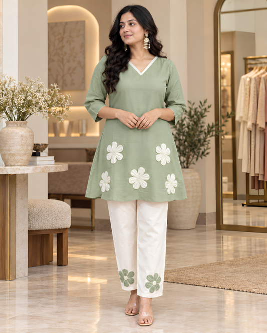 Women’s Floral Embroidered Kurta Pant Set